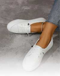 Стильні білі кросівки