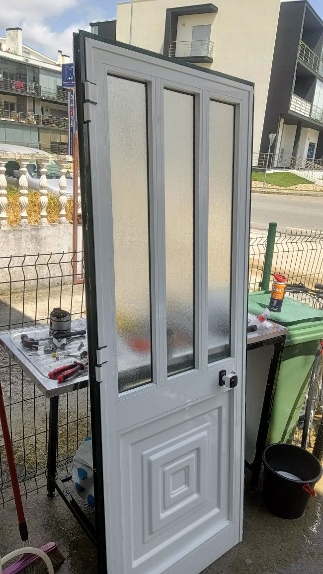 Porta em alumínio cor branca