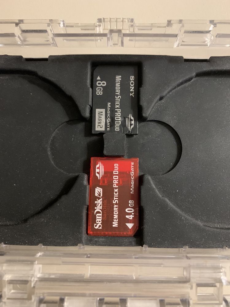 PSP 2000 чехол + 2 карты памяти
