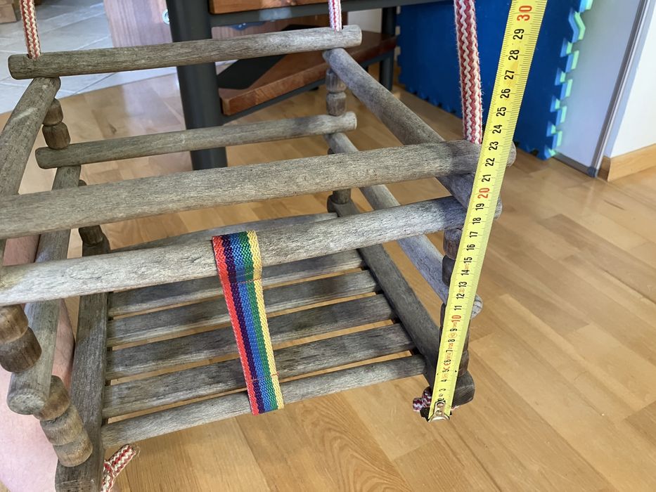 Huśtawka drewniana dla malucha – do ogrodu