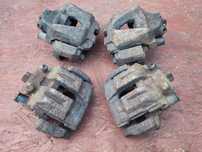 BMW E84 / E90 / E90 LCI / E91 / E91 LCI / E92 / E92 LCI / E93 / E93 LCI. ORYGINALNE ZACISKÓW HAMULCOWYCH   TYŁ POD TARCZĘ 300MM ( LEWY + PRAWY ). O NR: 6 778 145 /  6 778 146 / 6 768 698 / 6 768 697 OEM. BARDZO DOBRY STAN POD SILNIKI 2.0D / 1.8D / 2.5 i /