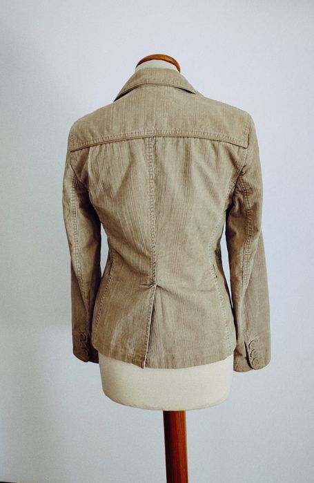 Casaco Bombazina Bege - Massimo Dutti - S

- Tamanho 38 (S)

Os portes