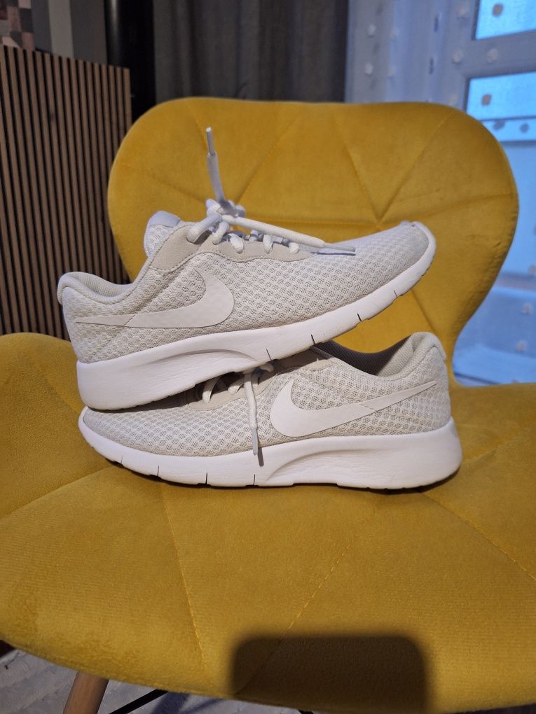 Buty nike tanjun białe 38 24cm wkładka b.d stan leciutkie do biegania