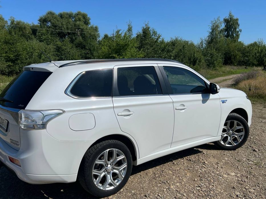 Продам  Mitsubishi Outlander PHEV