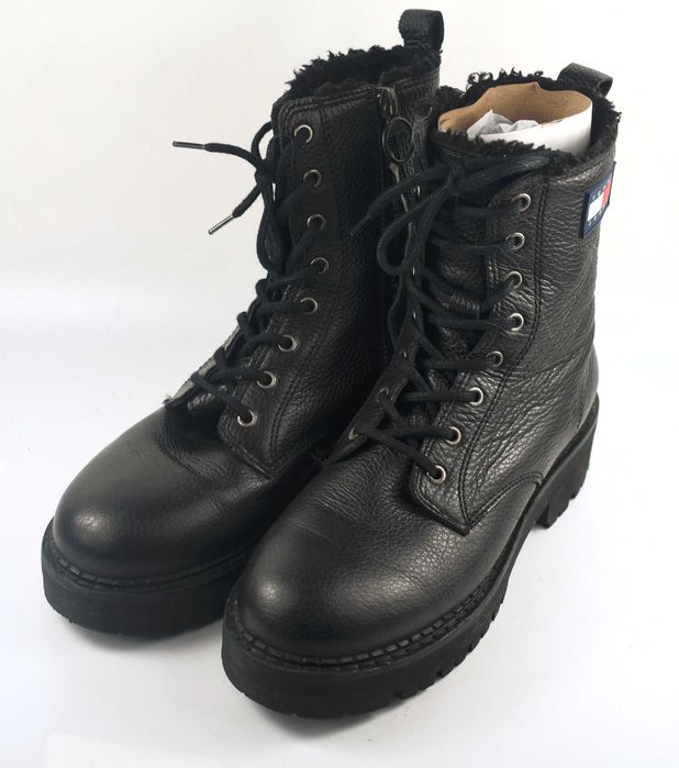 Używane z wadą Buty Tommy Hilfiger Urban Boot EN0EN02317 Bds roz. 39