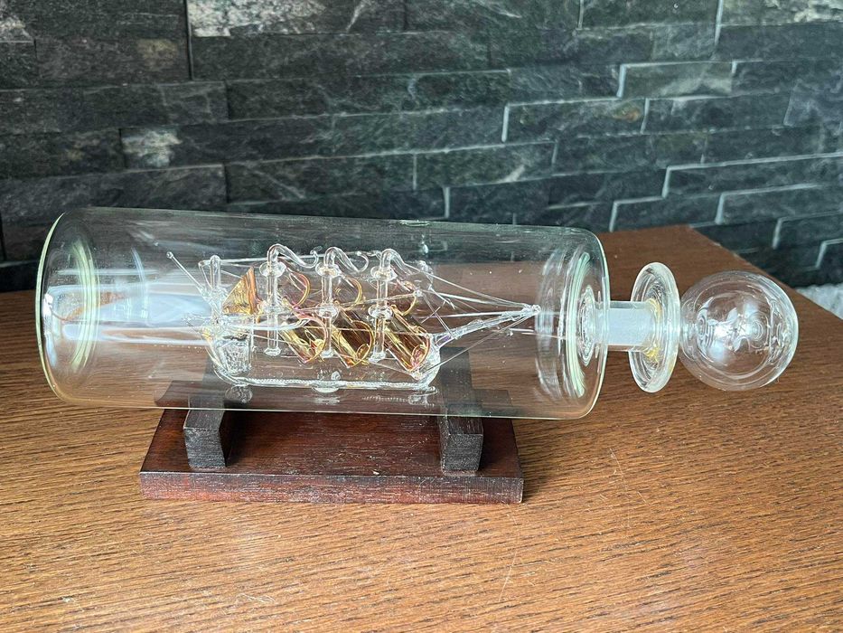 Statek żaglowiec kruche szkło w butelce na drewnie Santa Maria