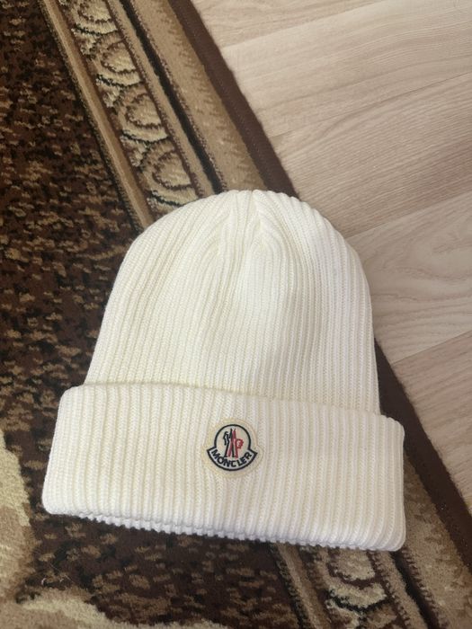 Шапка Moncler біла