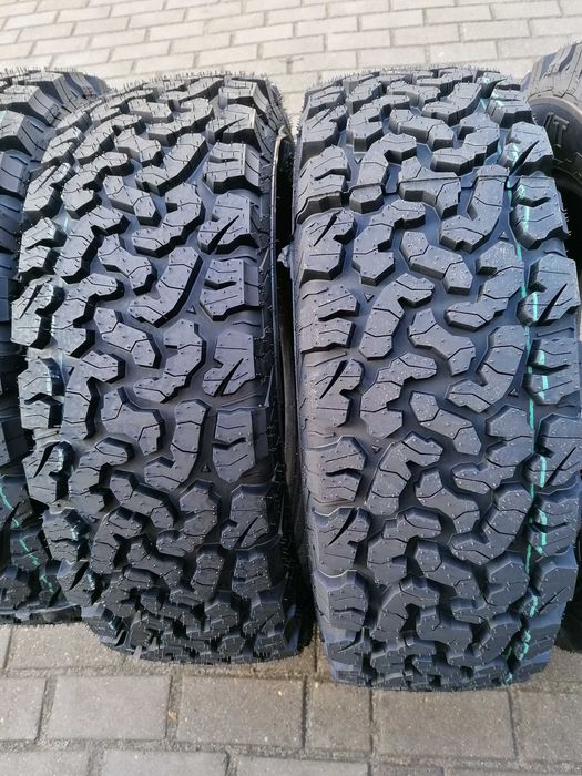 Opony uniwersalne bieżnikowane do aut terenowych.