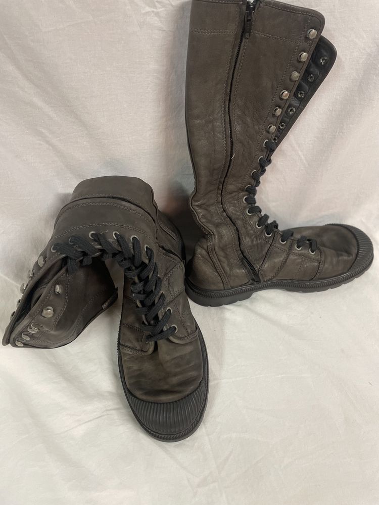 Botas de cano alto e atacadores
