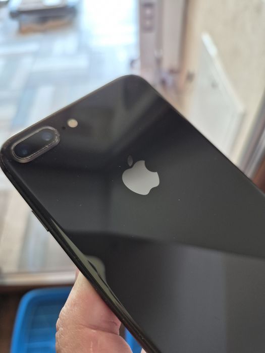 IPhone 8 plus 64 ГБ з шкіряним чохлом