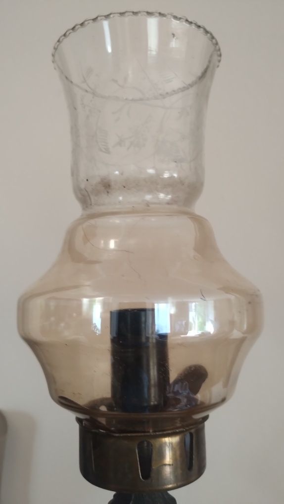 Lampa stojąca wykonana z mosiądzu na wzór naftowej