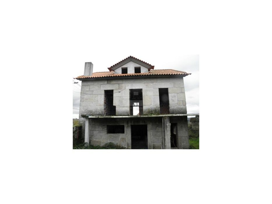 Moradia em construção, com dois pisos e sótão, de tipologia T3+1, c...