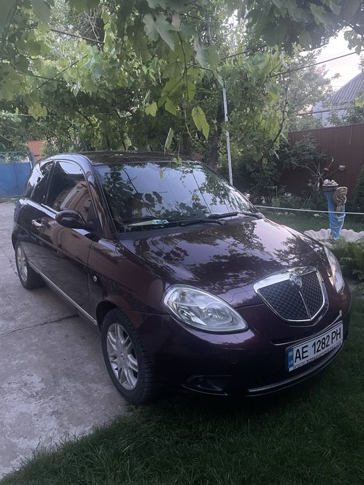 Lancia ypcilon женская машина