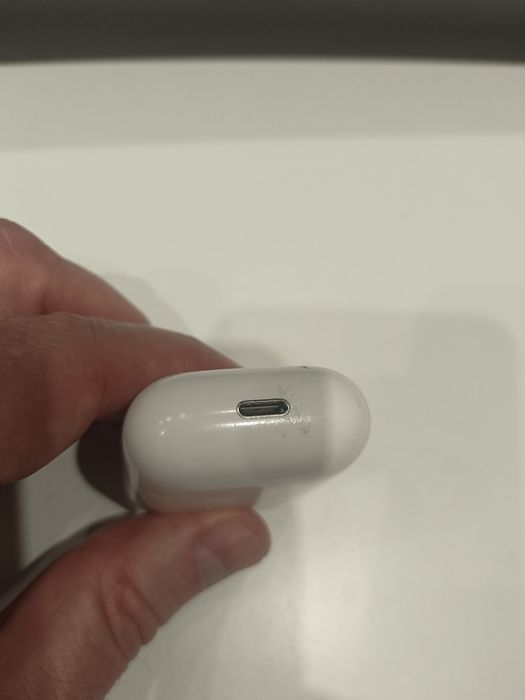 Футляр для наушников Apple