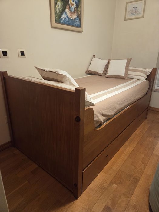 Cama de madeira maciça