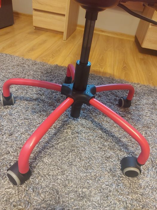 Różowe krzesło obrotowe  biurkowe dla dziecka. IKEA