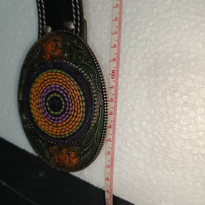 Cinto em Pele de qualidade Vintage Fivela Psicadélica Tecido em Metal