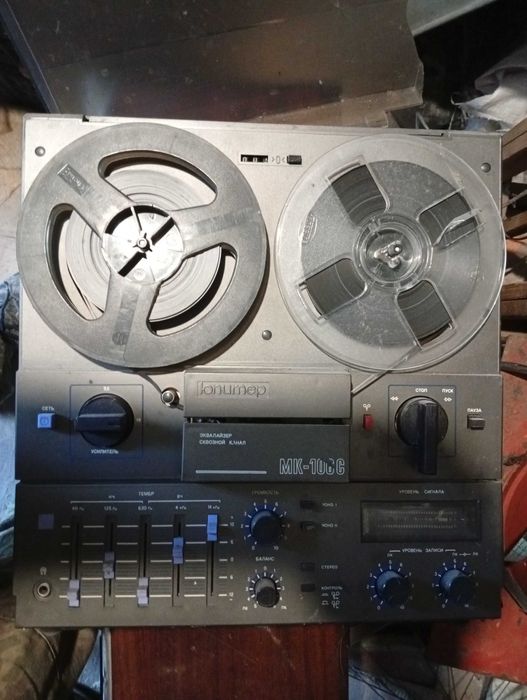 Продам бабінний магнітофон.