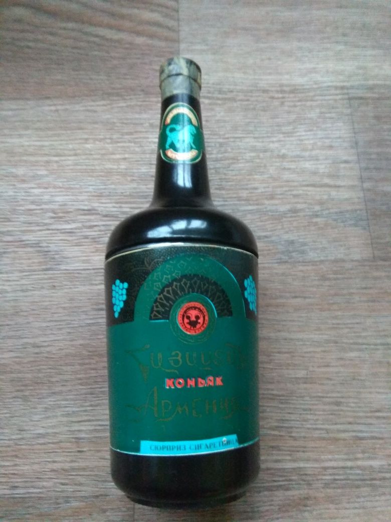 Продам сувенирную бутылку.