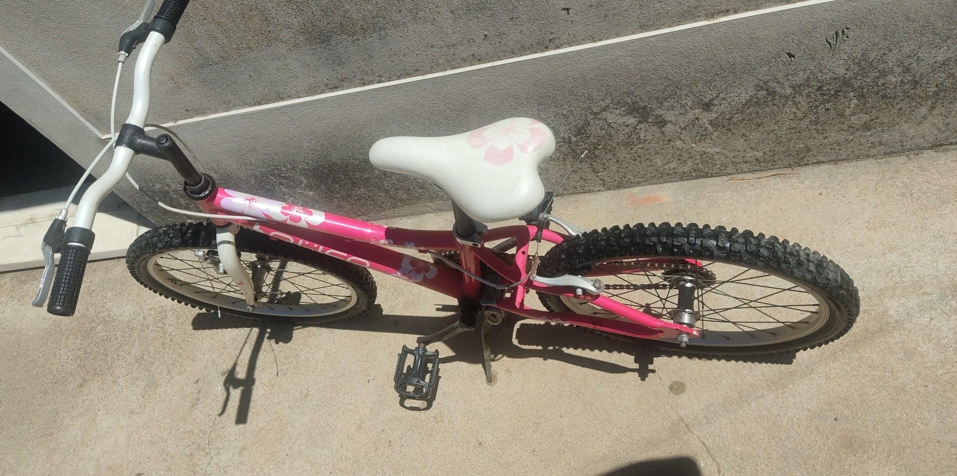 Bicicleta de menina com muito pouco uso