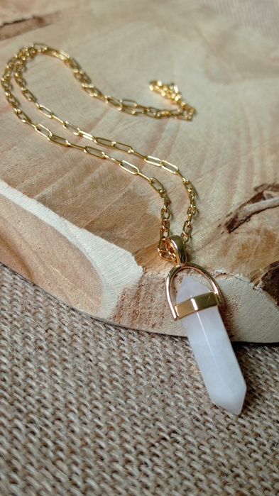 Przecena, Naszyjnik z kwarcu różowego w złotym, metalowym okuciu