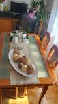 Vendo mesa em pinho mel com 4 cadeiras