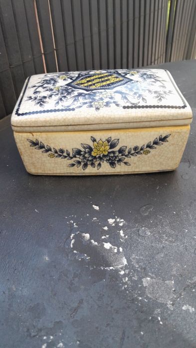 Caixa com tampa em porcelana antiga
