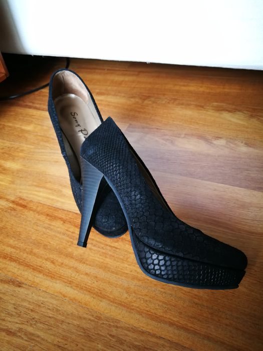 Sapatos pretos compensados