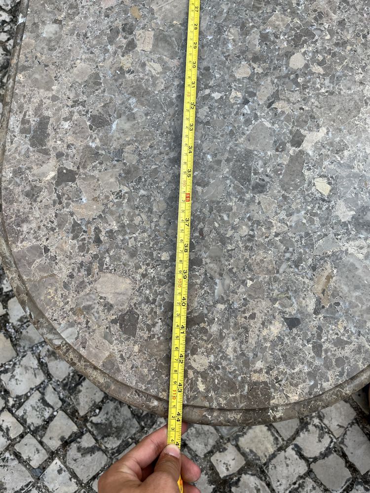 Duas mesas em latão e mármore