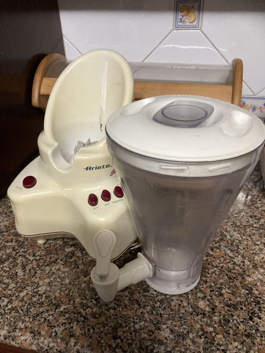 Picadora com copo misturador Ariete em bom estado