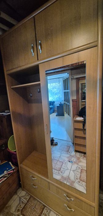 Duża szafa z lustrem – 230 cm wysokości – solidna, zadbana