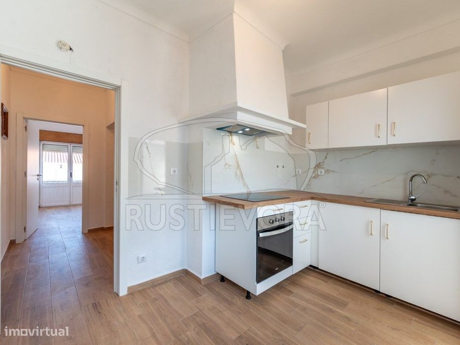 Apartamento de 2º andar T2 com varanda, em Moura