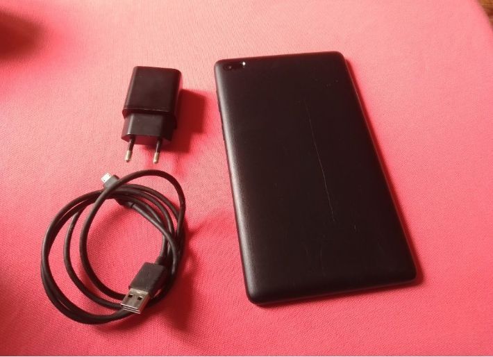 Планшет Lenovo TB-7104F
