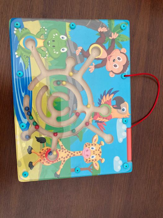 Jogos diversos em madeira para crianças