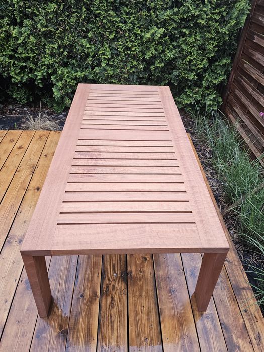 Stół tarasowy z drewna Sapeli