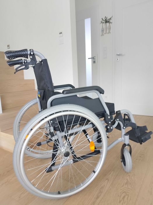Nowy, nieużywany wózek inwalidzki - bardzo lekki, składany