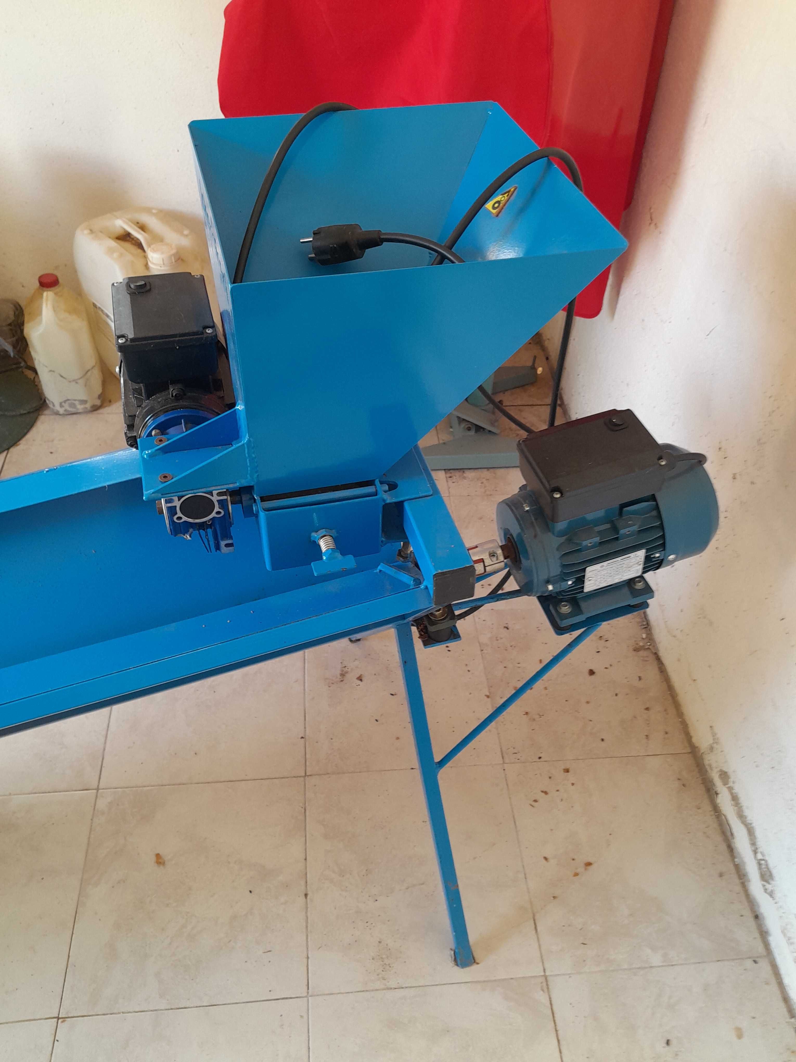 Máquina de partir e calibrar amendoa