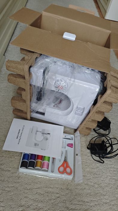 Машинка швейна нова