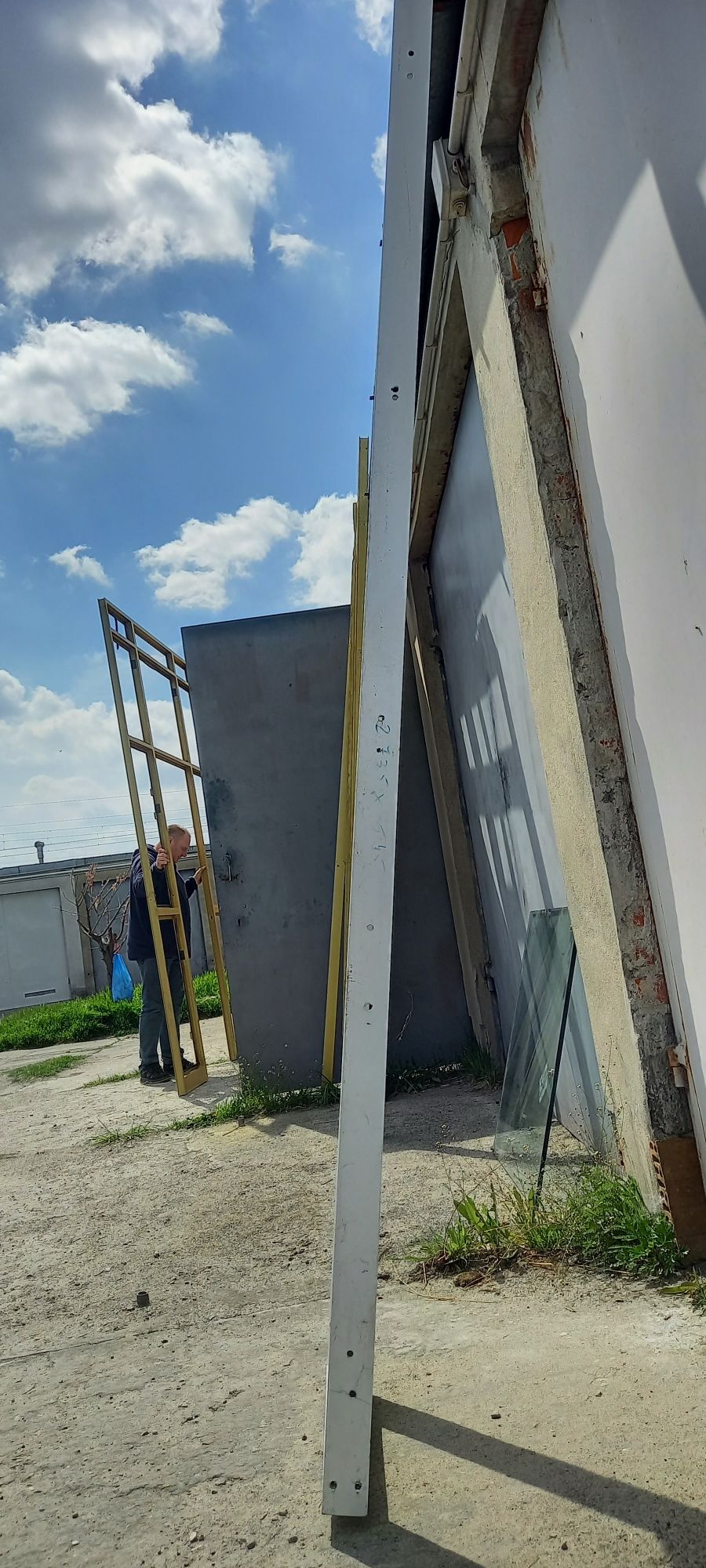Biała aluminiową ścianka działowa, świetlik przydrzwiowy