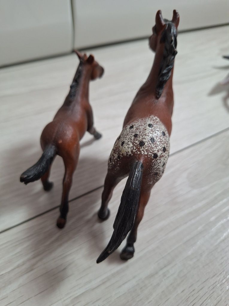 Figurki koni gniade/brązowe