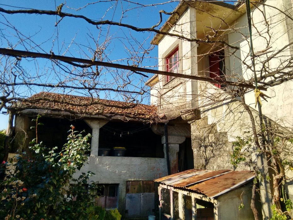 Moradia com logradouro e terreno tipo quintinha em Águas Santas-Maia