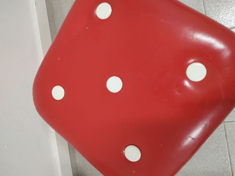 Puff dado gigante vermelho e branco