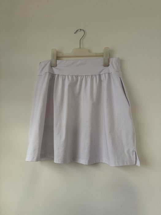 Biała spódniczka z zakładkami na gumce tenisowa z kieszeniami