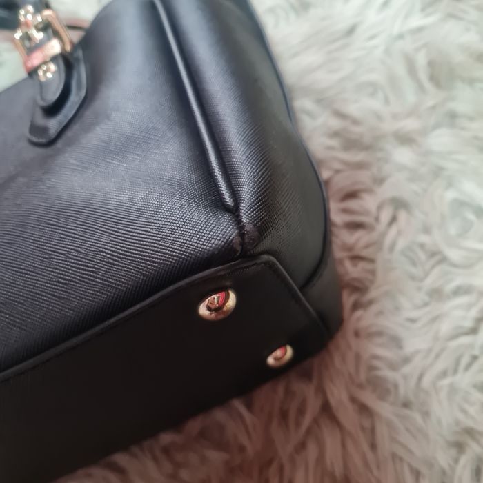 Guess mała torebka do ręki i listonoszka czarna ze złotymi zdobieniami