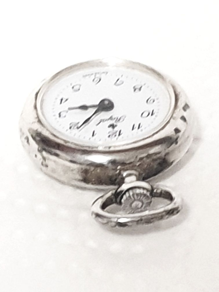 Lindo pequeno relógio de Senhora ROYAL vintage com banho em prata