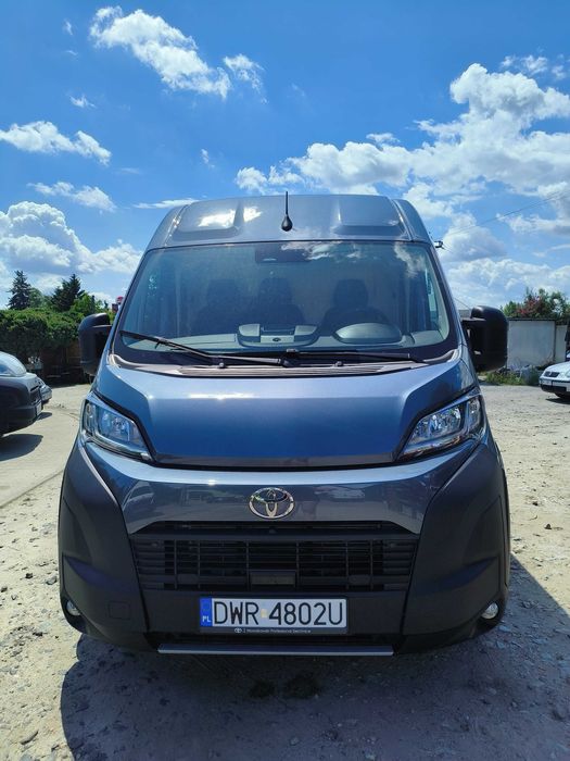 Wynajmę nowego busa Toyota, grafitowy kolor- Wrocław wypożyczalnia aut