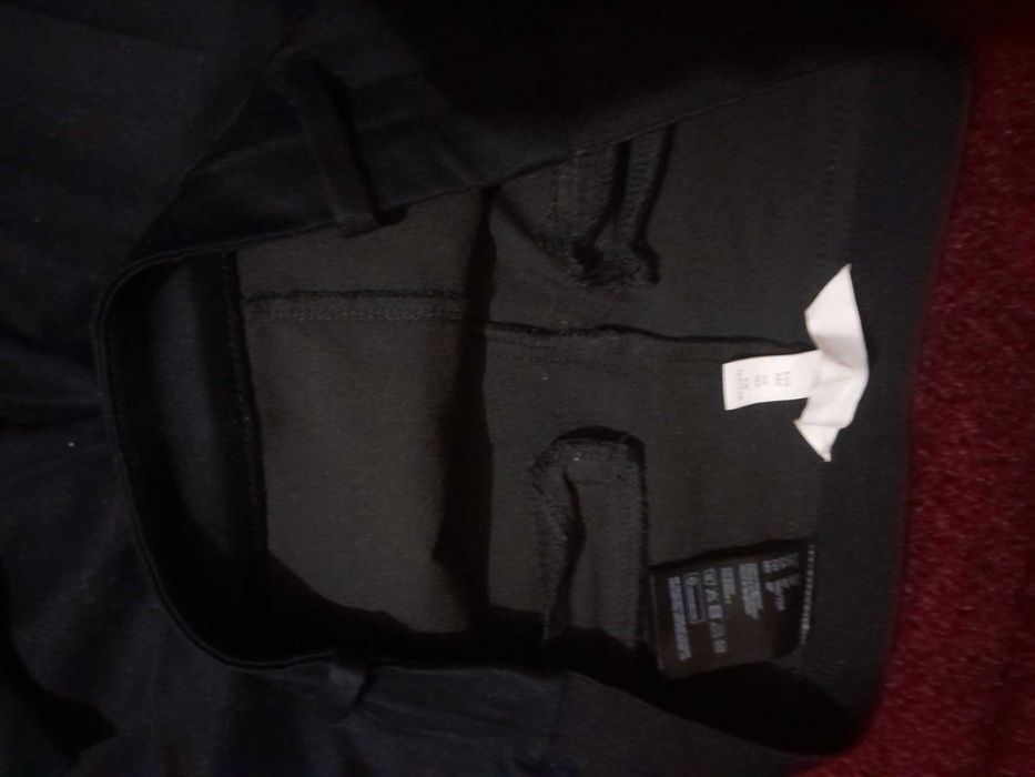 Чорні та білі брюки