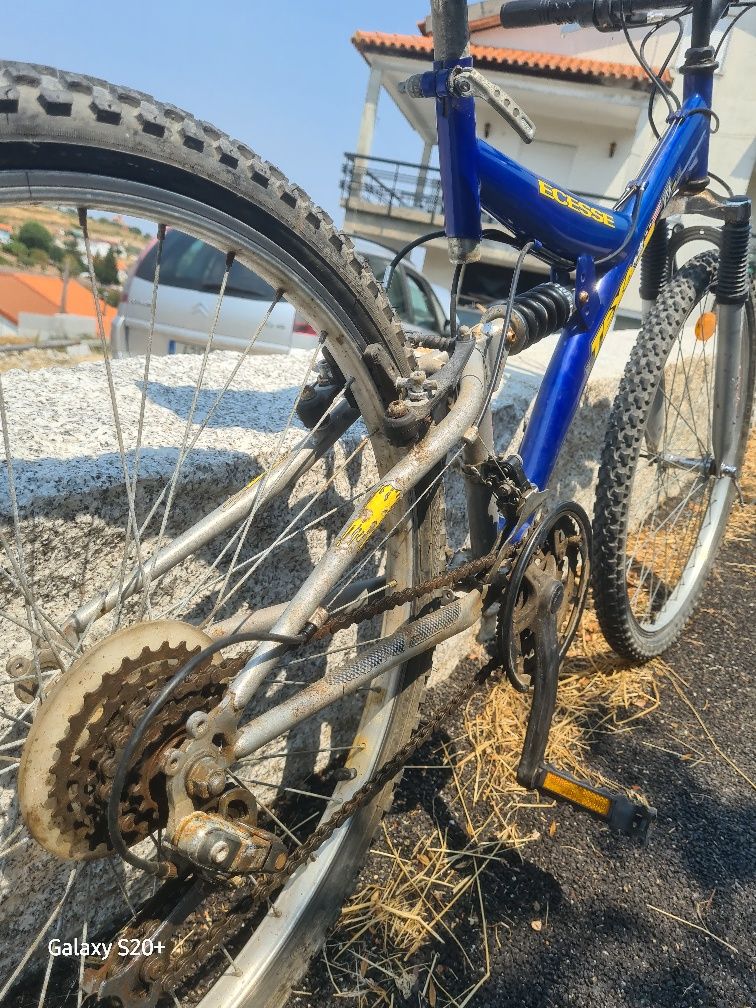 Bicicleta  com apenas 3 mudanças a 6 e a 3
