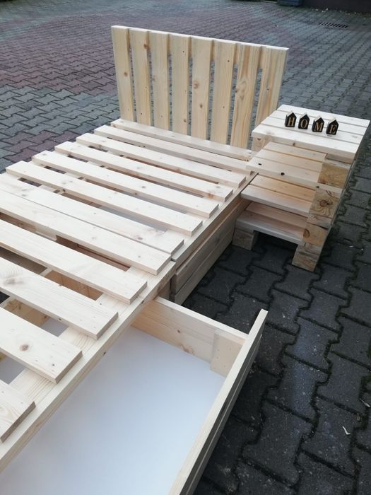 łóżko drewniane na wzór palet
