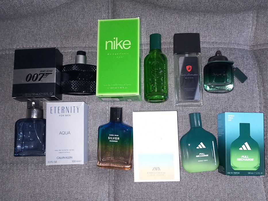 Butelki i pudełka po perfumach.